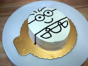 用融化了的巧克力描画出小黄人的轮廓。