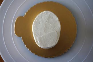 同理将小蛋糕体抹上白色淡奶油，并用牙签画出简单构图。