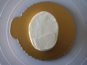 同理将小蛋糕体抹上白色淡奶油，并用牙签画出简单构图。