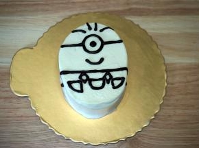 然后用融化了的巧克力描出轮廓。