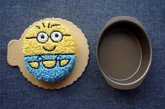 然后取部分淡奶油，加入几滴蓝色素，调成蓝色奶油，填充下身的颜色，眼睛空白处可以不填，也可以再次填上白色。