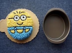 然后取部分淡奶油，加入几滴蓝色素，调成蓝色奶油，填充下身的颜色，眼睛空白处可以不填，也可以再次填上白色。