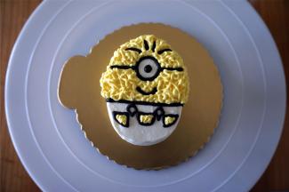 先填充上黄色的上身。