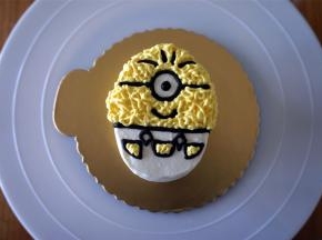 先填充上黄色的上身。