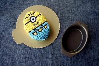 然后用蓝色奶油填充下身裤子颜色。