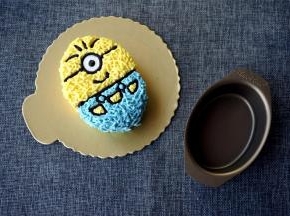 然后用蓝色奶油填充下身裤子颜色。