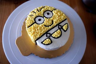 取部分淡奶油，加入几滴黄色素，调成黄色奶油，填充上身的颜色，用的是小圆孔裱花嘴。