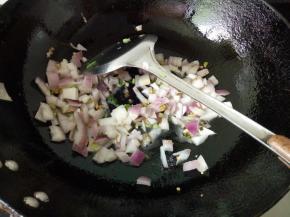 热锅下油，先爆香葱姜，再下洋葱翻炒至半透明。