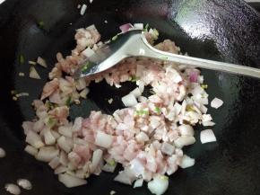 加入肉丁翻炒几下，至变色。