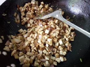 加入豆腐干、黄豆酱翻炒均匀。
