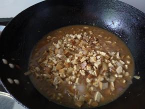 加入适量水，煮开后小火10分钟左右。