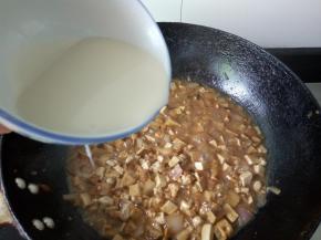 大火，慢慢加入水淀粉，至浓稠度自己满意即可。