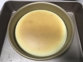 完成后不要立马取出蛋糕，待烤箱内冷却后，再取出蛋糕。