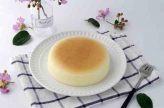 蜂蜜和水混合，刷在蛋糕表面。动作要轻。也可以滴在上面，防止破坏表皮。