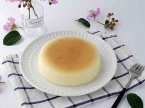 蜂蜜和水混合，刷在蛋糕表面。动作要轻。也可以滴在上面，防止破坏表皮。