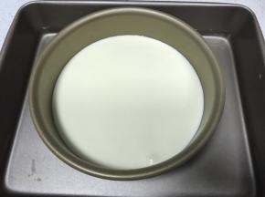 倒入面糊，模具放入一个大一点的盆中，盆中放水3cm深