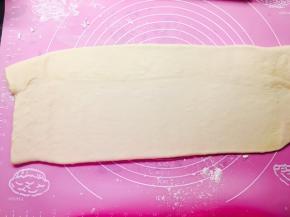 将包裹好黄油的面片，擀成长方形