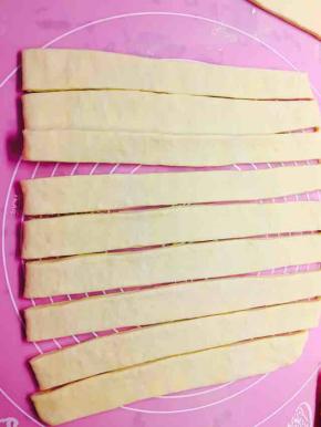 擀成一个大面片后，切成条，编三股或者四股的辫子