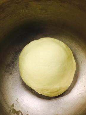 将除黄油外其他材料揉成团，牛奶保留10毫升，根据面粉吸收性，酌情添加