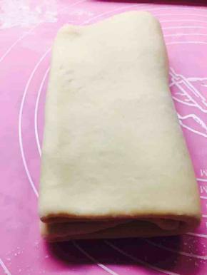 再延至中间接口缝隙对折，包裹保鲜膜，放入冰箱冷藏20分钟，冷藏后重复之前折叠步骤再折一次