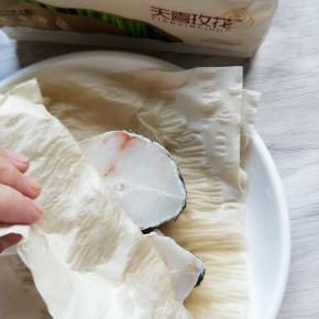 把鳕鱼从冷冻室取出解冻洗干净，再用厨房纸吸干水分