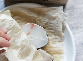 把鳕鱼从冷冻室取出解冻洗干净，再用厨房纸吸干水分