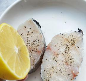 在鳕鱼两面撒上海盐和现磨黑胡椒及几滴柠檬汁，腌制30分钟