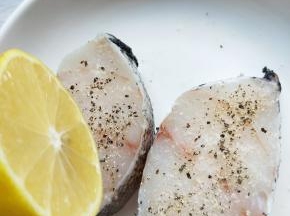 在鳕鱼两面撒上海盐和现磨黑胡椒及几滴柠檬汁，腌制30分钟
