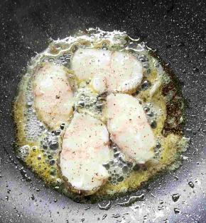 准备不粘锅，放入适量油，中火把不粘锅烧热，放入腌制好的鳕鱼，两面煎至2一3分钟左右