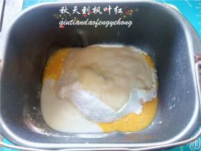 把材料放入面包机内，启动和面程序