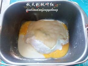 把材料放入面包机内，启动和面程序