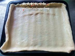 平铺到烤盘内，用叉子插上小孔，进行二次发酵