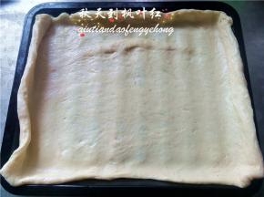 平铺到烤盘内，用叉子插上小孔，进行二次发酵