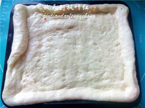 发酵好的面团放入烤箱内，上下火中层180度17分钟