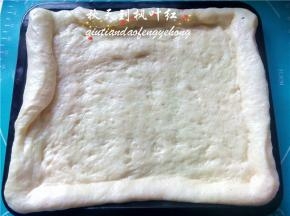 发酵好的面团放入烤箱内，上下火中层180度17分钟
