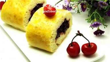 定型后再切段，松软香甜的蜜豆面包卷开始享用吧。