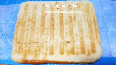 取出后倒扣在铺好的油纸上