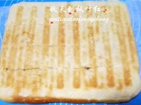 取出后倒扣在铺好的油纸上
