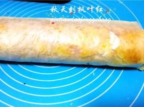 用擀面杖轻轻推动卷起，进行定型