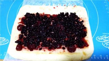 涂抹上草莓酱和蜜豆