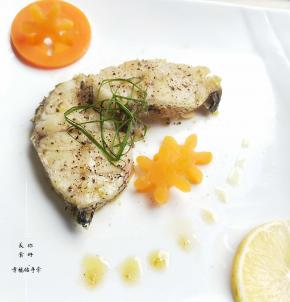 鳕鱼出锅摆盘，撒上现磨黑胡椒，胡萝卜切几片煮熟装饰即可(其它蔬菜也行)