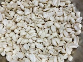 泡好的花生去皮，剥成两半