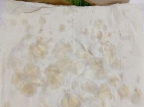 去了皮的花生用厨房纸控干水分，一定要控干水分放入冰箱冷冻一天。可能大家会说这样好麻烦。如果怕麻烦的可以不冻，但味道绝对不一样哦。