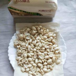 将冻透的花生取出解冻，用厨房纸吸干水分，防止油炸的时候溅水花