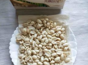 将冻透的花生取出解冻，用厨房纸吸干水分，防止油炸的时候溅水花
