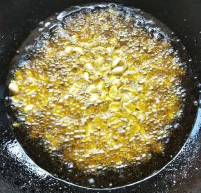 锅里放入油加热，放入发生米炸，炸的时候用中火