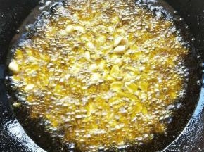 锅里放入油加热，放入发生米炸，炸的时候用中火