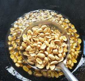 掌握好火候，炸到稍微微黄就出锅