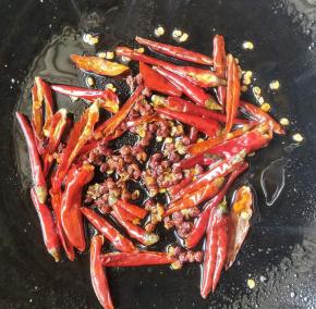 锅里留一点点油，放入辣椒花椒小火慢慢炒香