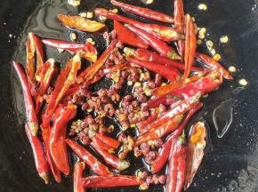 锅里留一点点油，放入辣椒花椒小火慢慢炒香